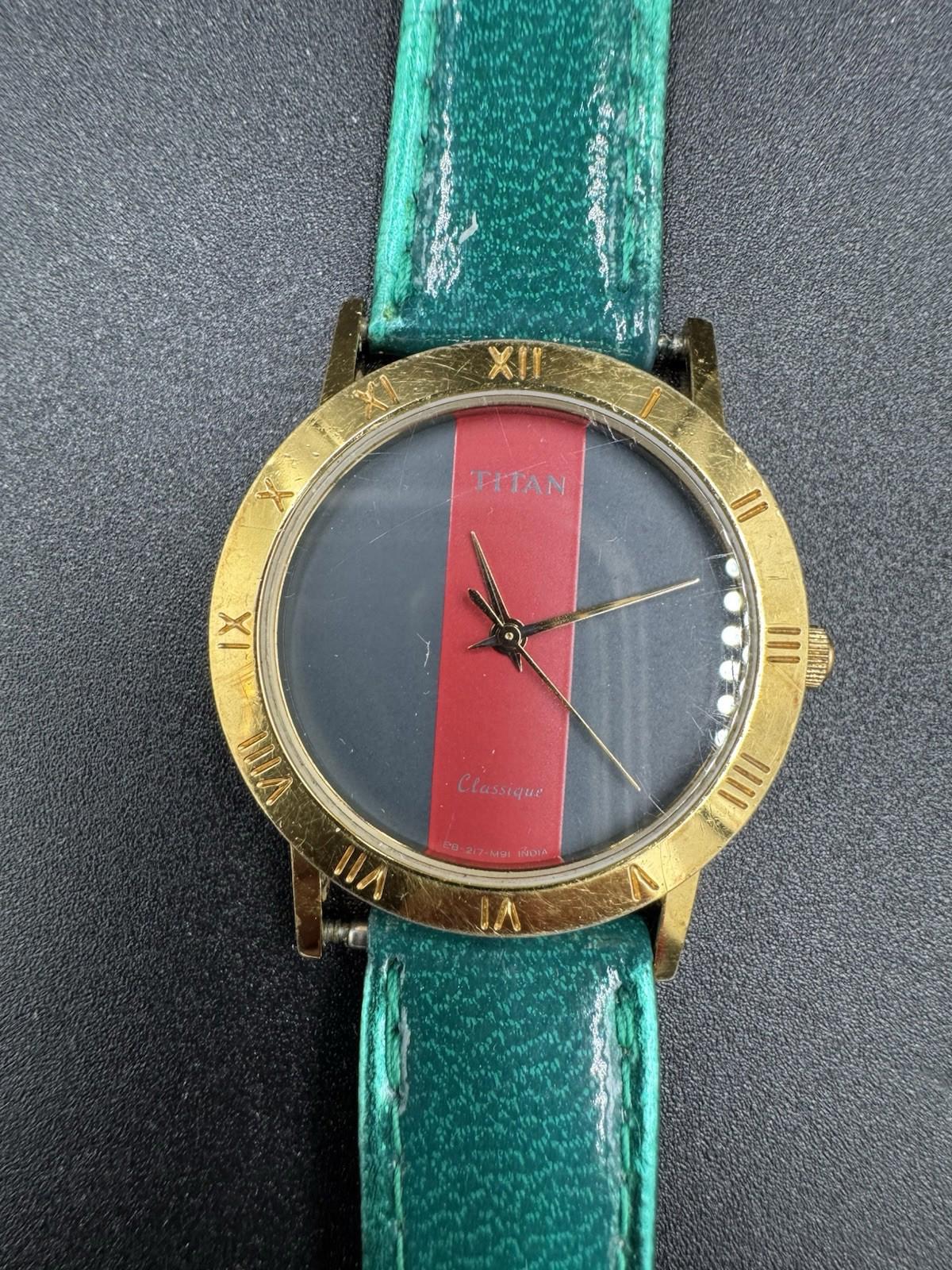 Vintage Titan Classique Quartz Split Red Gray Dial India 217C-06 Running New Bat