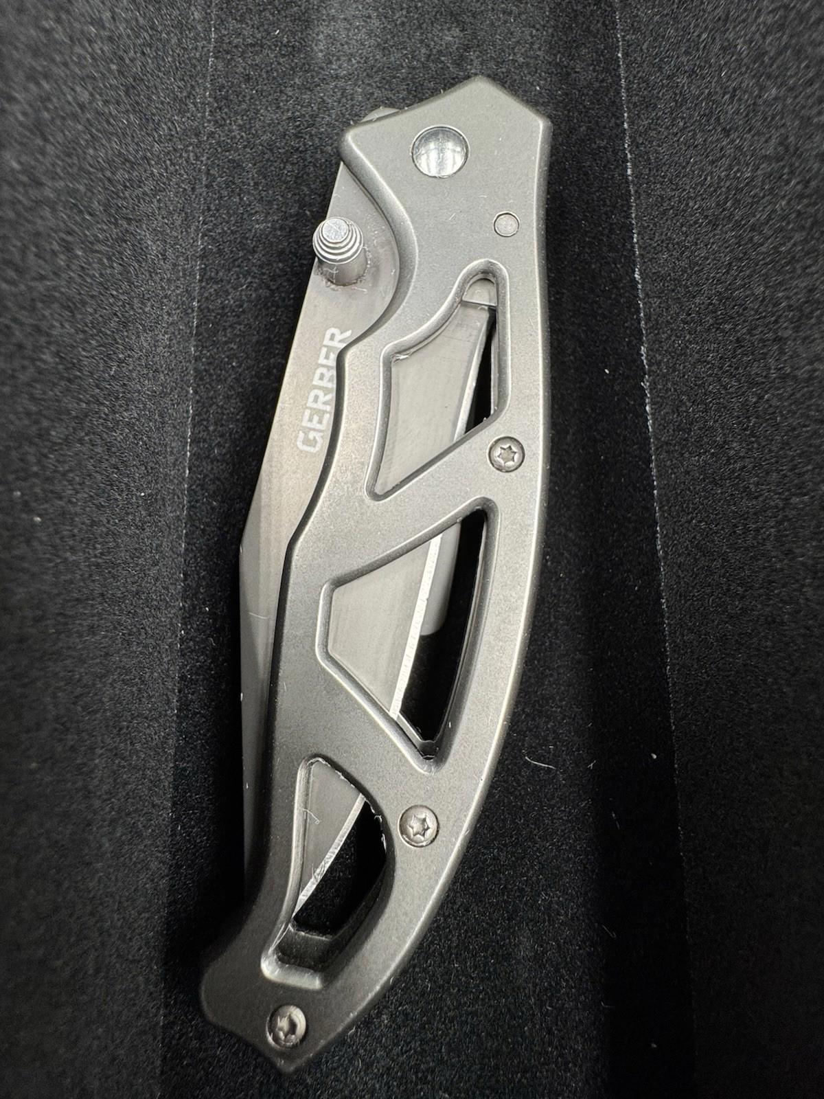 Gerber Paraframe Folding Knife with Wood Display Case KPL Oi