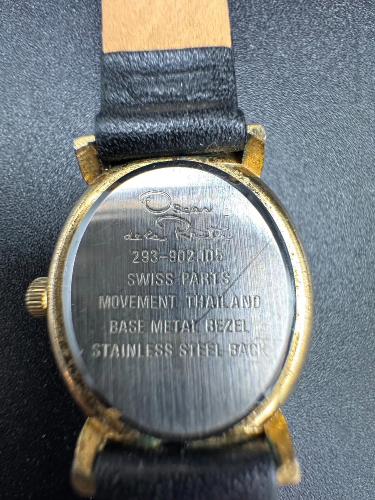 Vintage Oscar De La Renta Pearl Bezel Quartz Ladies Watch Gold Tone LR 8130 Runn