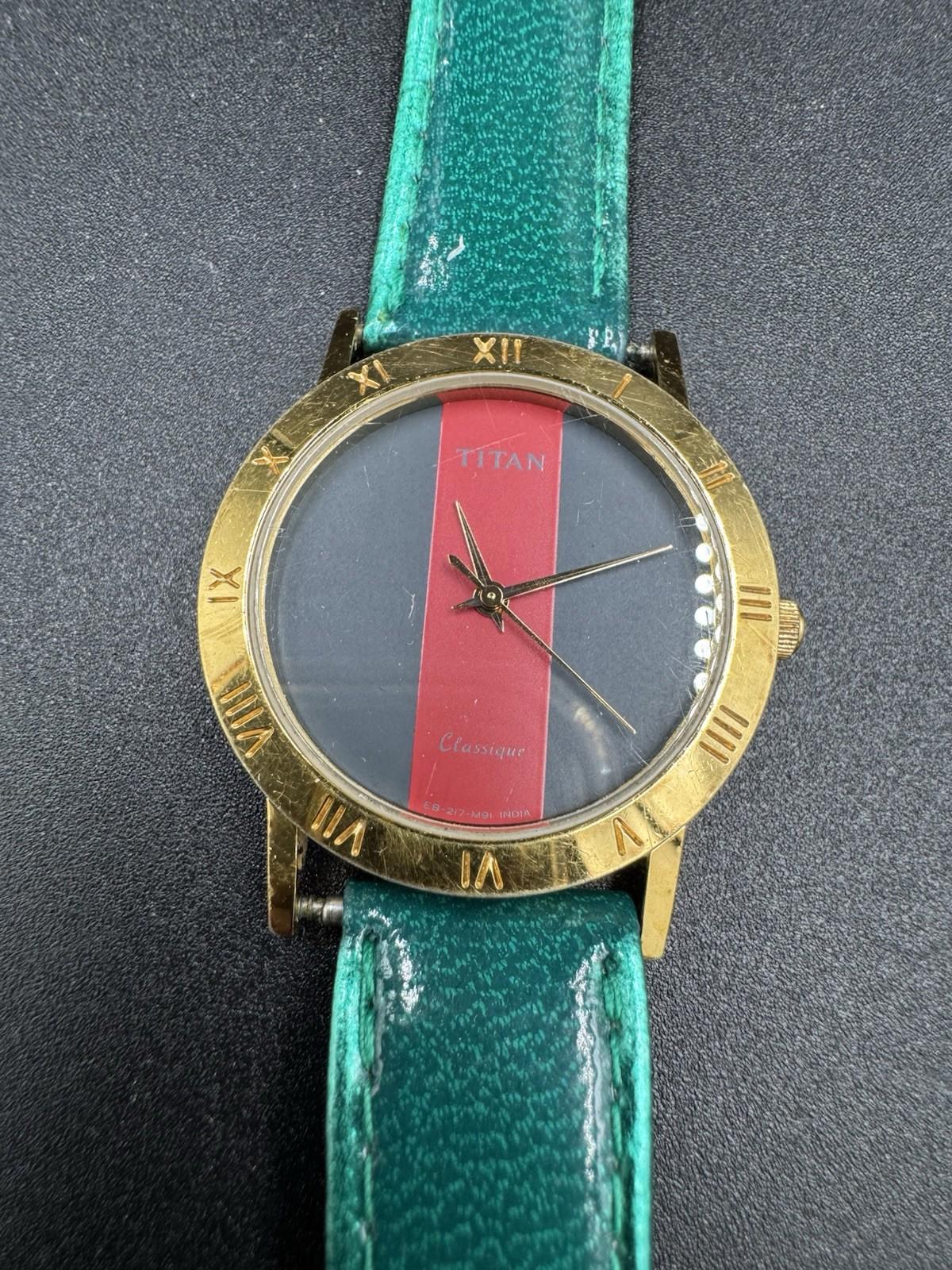 Vintage Titan Classique Quartz Split Red Gray Dial India 217C-06 Running New Bat