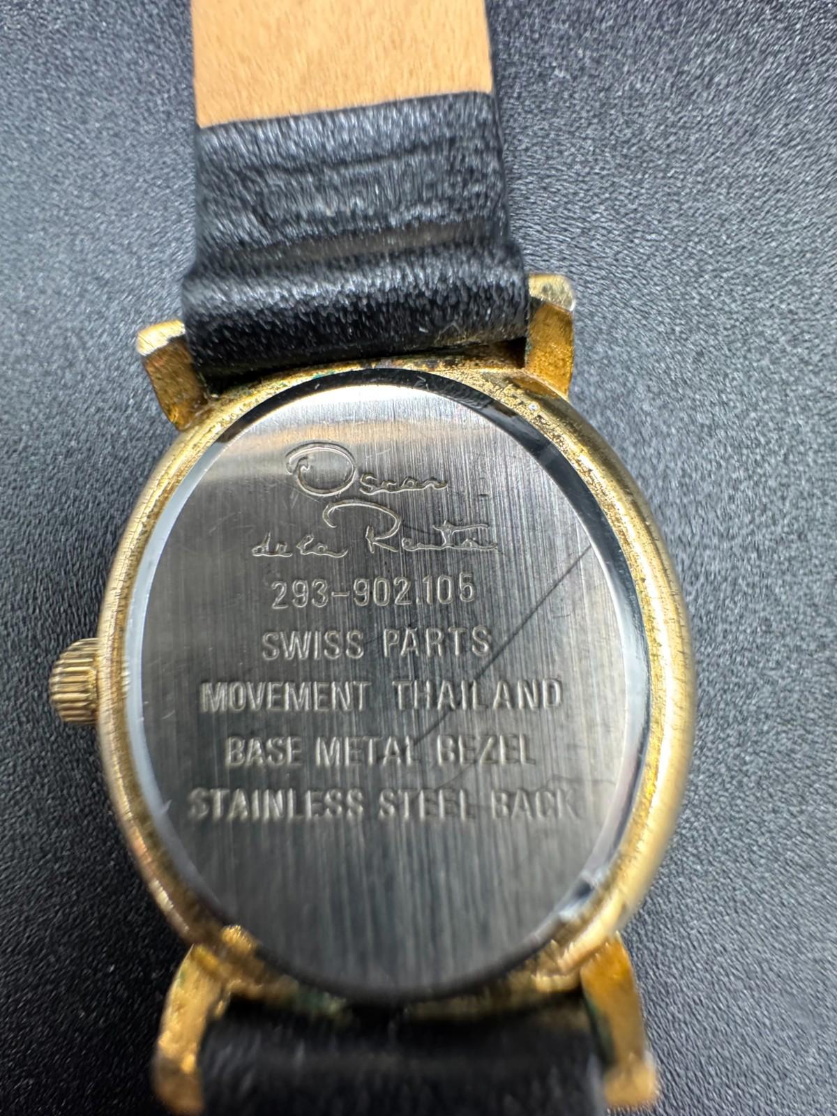 Vintage Oscar De La Renta Pearl Bezel Quartz Ladies Watch Gold Tone LR 8130 Runn