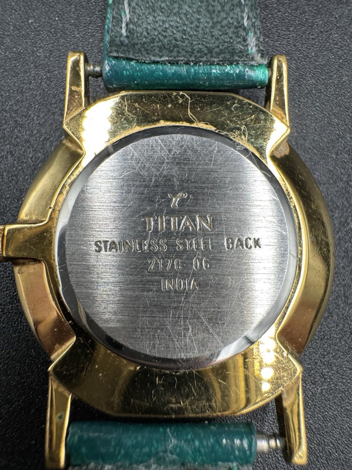 Vintage Titan Classique Quartz Split Red Gray Dial India 217C-06 Running New Bat