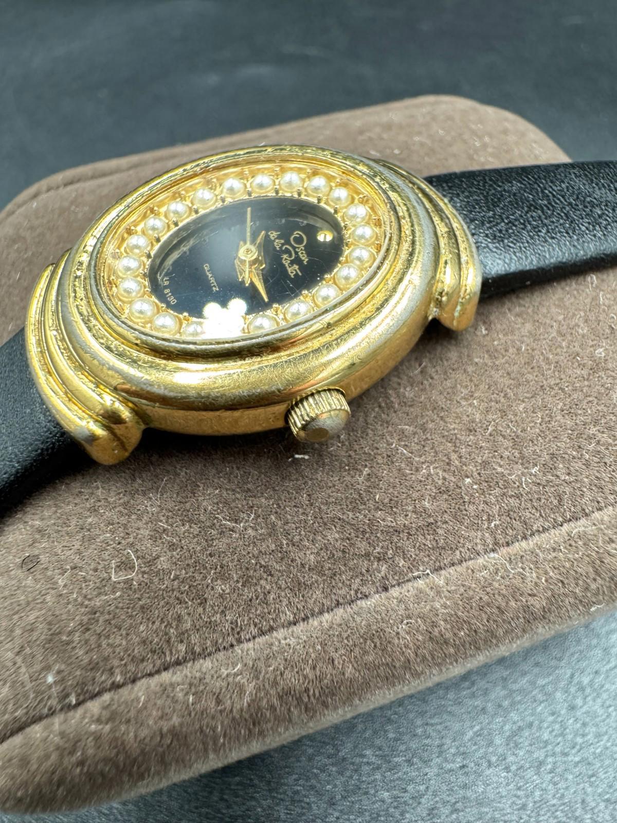 Vintage Oscar De La Renta Pearl Bezel Quartz Ladies Watch Gold Tone LR 8130 Runn